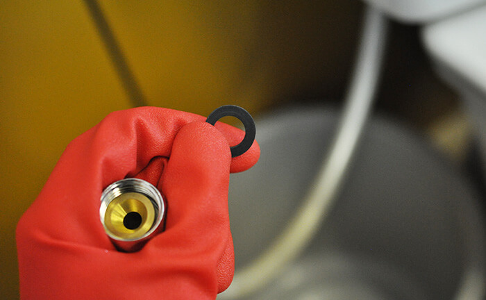 内部のパッキンを外して交換する