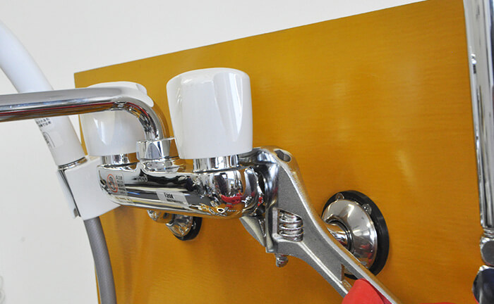 水栓とクランクの固定ナットを外す