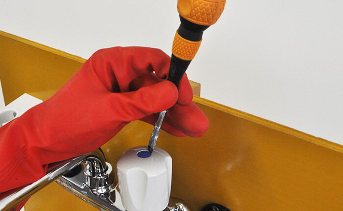 ハンドルの固定キャップを外す