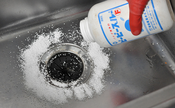 薬品でつまりの原因を溶かす