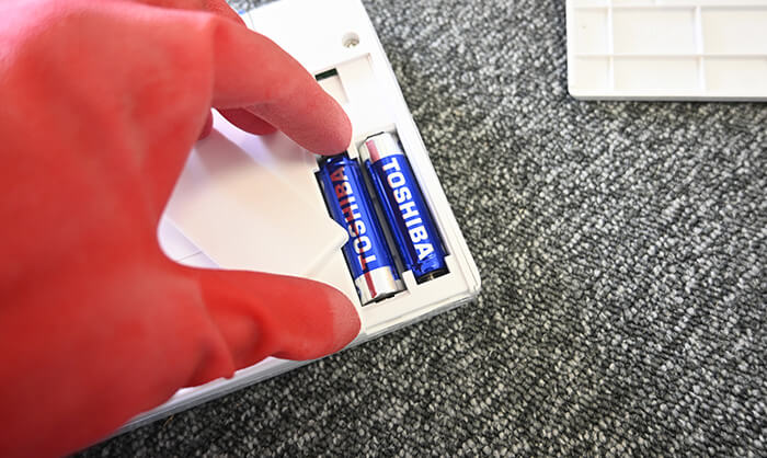 ウォシュレット用リモコンに電池を入れる