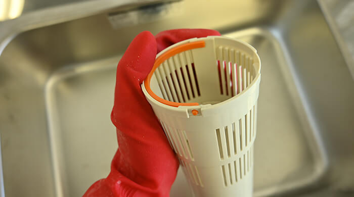 排水用のネットを使って石鹸や洗剤カスを流さないようにする