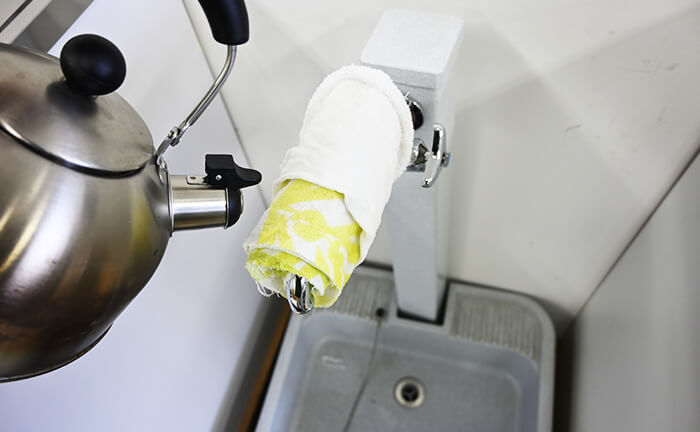 タオルの上からぬるま湯をかける