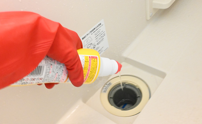 お風呂の排水溝に準備した薬剤を流し込む