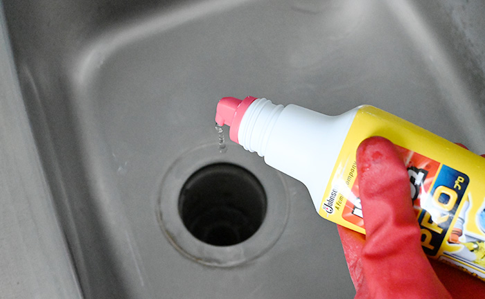 パイプクリーナーをパイプに注ぐ