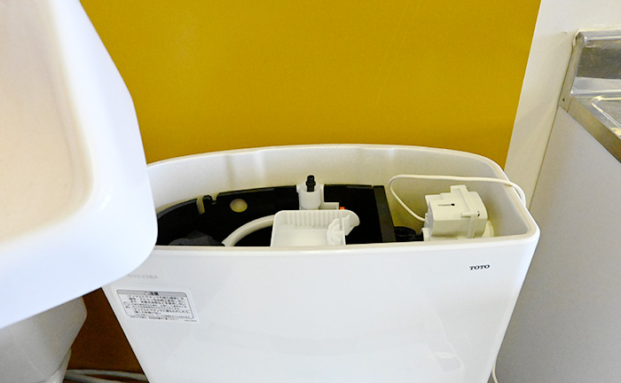 トイレタンクの蓋を開ける